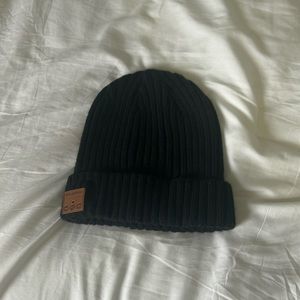 black yogeryou bluetooth beanie